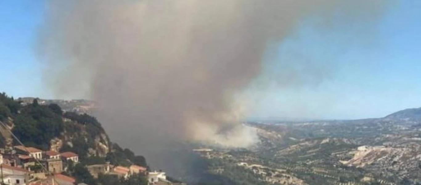 Ηράκλειο: H φωτιά στον Άγιο Θωμά κατακαίει καλλιέργειες και δασική έκταση